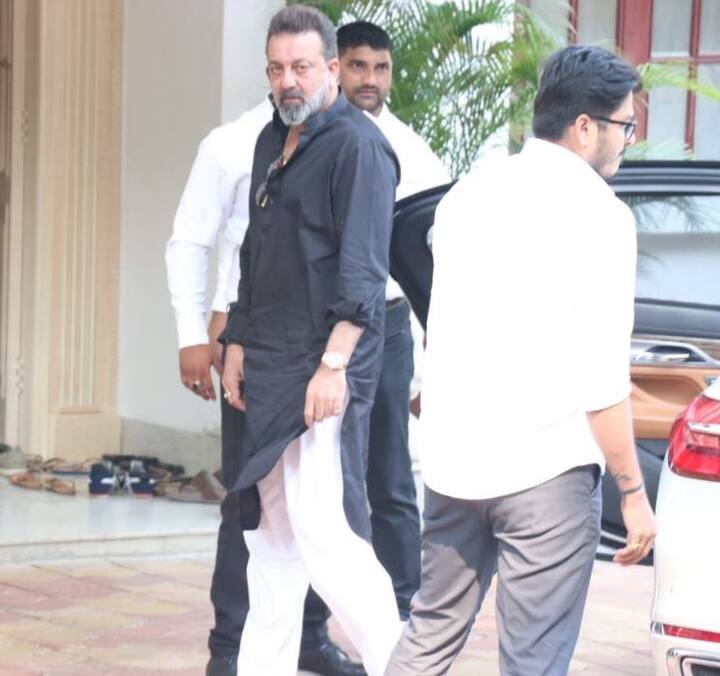 87 વર્ષીય કૃષ્ણા રાજ કપૂરને ઓગસ્ટમાં સાઉથ મુંબઇ સ્થિત એક હોસ્પિટલમાં ભરતી કરાવવામાં આવ્યા હતા. થોડાક દિવસો બાદ તેમને ડિસ્ચાર્જ પણ કરી દેવામાં આવ્યા હતા. છેલ્લા કેટલાક સમયથી તેમની તબિયત બરાબર ન હતી અને હોસ્પિટલમાં સારવાર ચાલતી હોવાનું કહેવામાં આવી રહ્યું છે.