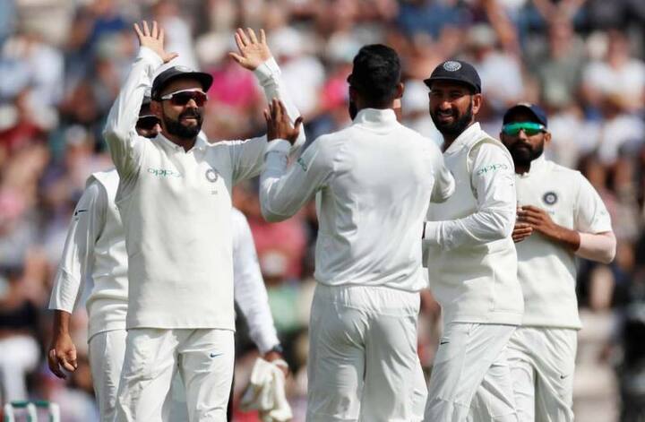 રાજકોટઃ ઓસ્ટ્રેલિયા પ્રવાસ પહેલા ભારતીય ક્રિકેટ ટીમ મેનેજમેન્ટે વેસ્ટ ઇન્ડિઝ સામે ટેસ્ટ શ્રેણીમાં ફાસ્ટ બોલરોને મદદ કરે તેવી ઉછાળ ભરી પીચની માંગ કરી છે. ઓસ્ટ્રેલિયા પ્રવાસ પહેલા ભારત વેસ્ટ ઇન્ડિઝ સામે આ પરિસ્થિતિમાં વિરોધી ટીમનો કેવી રીતે મુકાબલો કરી શકે છે તેવા જોવા માંગે છે. ટીમ મેનેજમેન્ટની માંગ પર બીસીસીઆઈ દ્વારા બે ક્યૂરેટર દલજીત સિંહ અને વિશ્વજીત પોદ્દારને રાજકોટ મોકલ્યા છે. જેઓ પીચ પર નજર રાખશે. સૌરાષ્ટ્ર ક્રિકેટ એસોસિએશને બીસીસીઆઈના આ પગલાં પર નારાજગી વ્યક્ત કરી છે.