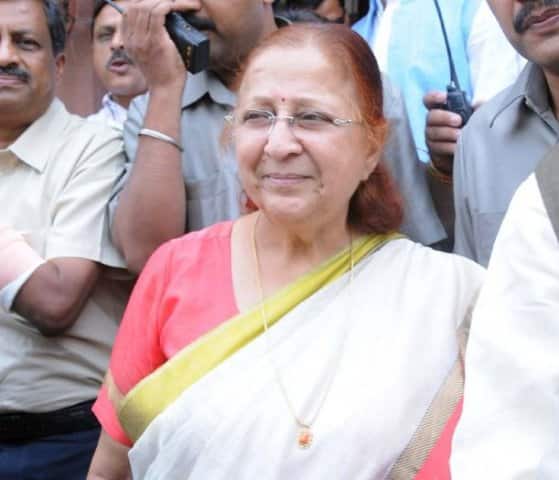 નવી દિલ્હી: ચૂંટણીના મોસમમાં ફરી એક વખત અનામતની ચર્ચાએ જોર પકડ્યું છે. લોકસભા અધ્યક્ષ સુમિત્રા મહાજને કહ્યું, તેઓ અનામતના વિરોધી નથી પરંતુ એ વિચારવાની જરૂર છે કે માત્ર અનામત આપતા રહેવાથી આપણા દેશનો ઉદ્ધાર શક્ય છે? તેમણે કહ્યું, સંવિધાન નિર્માતા ડૉક્ટર ભીમરાવ આંબેડકરે માત્ર 10 વર્ષ અનામત આપવાની વાત કરી હતી જેથી સમાજના પછાત લોકોપણ બધાની સાથે ઉભા રહી શકે. 