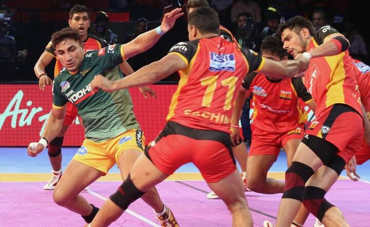 નીતિન તોમરઃ પ્રો કબડ્ડી લીગની છઠ્ઠી સીઝનના ચોથા સૌથી મોંઘા ખેલાડી નીતિન તોમરને ગત સિઝનમાં યુપી યોદ્ધાએ 93 લાખ રૂપિયામાં ખરીદ્યો હતો. પરંતુ આ વખતે પુનેરી પલ્ટને 1.15 કરોડ રૂપિયામાં કરારબદ્ધ કર્યો છે.