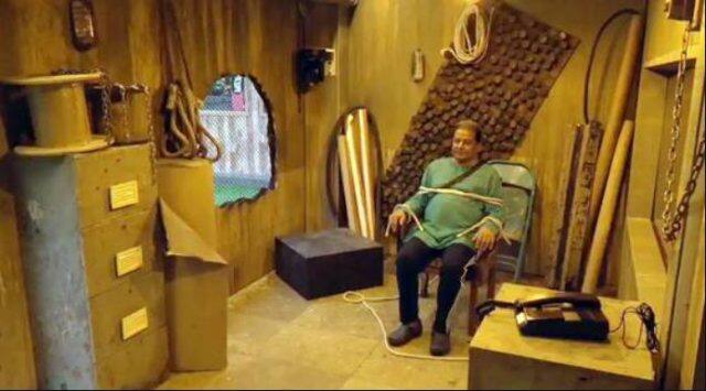  જસલીનના આ વ્યવહારથી અનૂપ જલોટા નિરાશ લાગે છે. તે કહે છે, કપડાં તો બીજા પણ આવી જશે. જોકે હવે આગળ શું થાય છે તે તો સોમવારના એપિસોડમાં જ માલુમ પડશે કે જસલીન શું નિર્ણય લે છે. જો તે દિપિકાની માગણી પૂરી નહીં કરે તો આ સપ્તાહે નોમિનેટ થઈ જશે. 