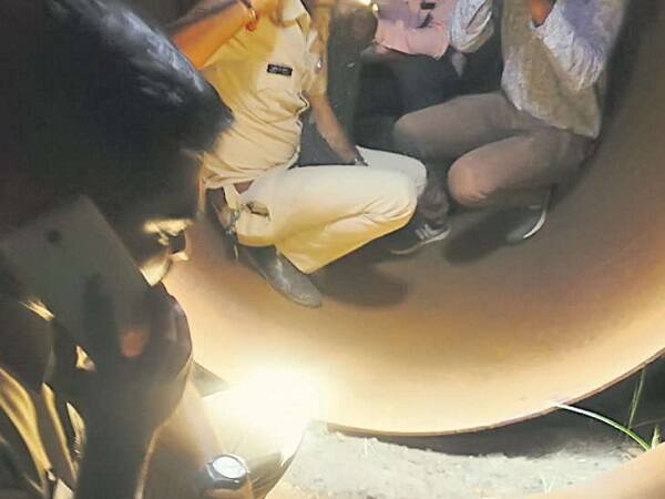 બાળકીના પરિવારજનોની સાથે પોલીસે બેસી બાળકને ચોકલેટ આપી શાંતિથી બાળકીને કોણ લઈ ગયું તે બાબતે પૂછતાં બાળકે થોડી વારમાં કહ્યું હતું કે, ‘મામુ લેકે ગયા’, જેથી અમે લાગ્યું કે બાળક કોઈ દિવસ ખોટું નહીં બોલે. પછી પોલીસે આરોપીને પકડી લીધો હતો અને બાળકીની બાબતે પૂછતાં પહેલાં તો તેણે કશું જાણતો ન હોવાની વાત કરી હતી.