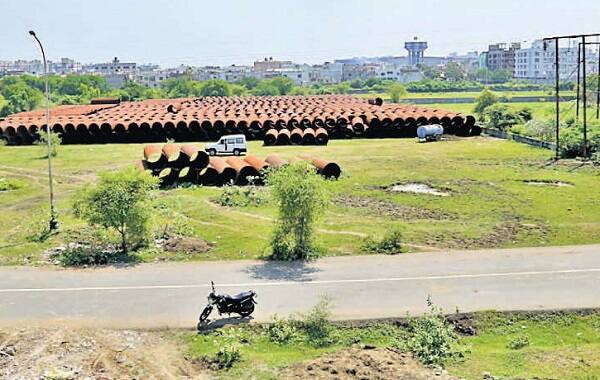 પોલીસ ઉધના, લિંબાયત અને ડીસીબી મળી 150 જણા અને નવાગામના 50 યુવકોને બોલાવી પાઈપોમાંથી અંદર ગયા અને કલાકમાં પાઈપમાંથી બાળકી મળી છે. સ્ટાફે બાળકીને 5 મીનિટમાં બહાર લાવી પોલીસની ગાડીમાં હોસ્પિટલમાં લઈ જવામાં આવી હતી. વધુ સારવારની જરૂર પડતાં સ્મીમેર હોસ્પિટલમાં ખસેડવામાં આવી હતી. બાળકી બિચારી અંદર 11 કલાક સુધી તડપતી પડી રહી હતી પોલીસે બાળકીને તો બચાવી લીધી પરંતુ તેની સાથે થયેલી આપવીતીનું અમને દુ:ખ છે.