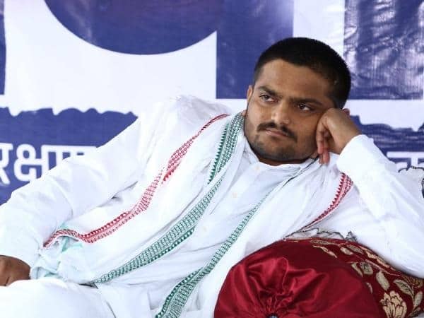 ગાંધી જયંતિએ હાર્દિક પટેલે ટ્વિટ કરતા લખ્યું હતું કે, ‘સમાજમાં ફેલાયેલી ધૃણા, હિંસા અને સાંપ્રદાયિકતાથી દેશને બચાવવાનું એકમાત્ર હથિયાર સત્ય અને અહિંસા છે. હું પૂજ્ય બાપુના ચીંધ્યા માર્ગે ચાલવાનો પ્રયાસ કરીશ. સત્ય અને અહિંસાની લડાઈથી લોકોના મૌલિક અધિકારોની વાત કરીશ.’