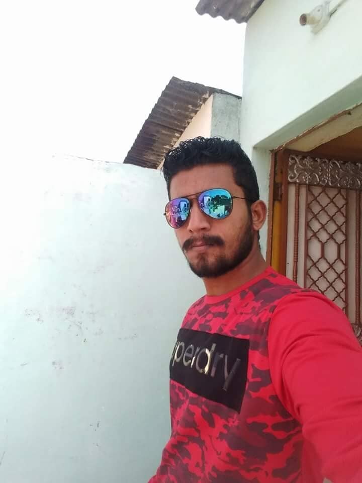 રવિ સોલંકી તેની પ્રેમિકા સાથે અને મિત્ર કૃણાલની પ્રેમિકા બંને સાથે લગ્ન કરીને ઘરે લાવવા માંગતો હતો. રવિએ કૃણાલને કહ્યું કે, તું મારી પ્રેમિકાની મોટી બહેનને ભૂલી જા. મારે તેને પણ મારી પત્ની બનાવીને ઘરે લાવવી છે. રવિએ કરેલી આ ડિમાન્ડ કૃણાલથી સહન ન થતાં બંને વચ્ચે દુશ્મનીના બીજ રોપાયા અવાર-નવાર થઇ રહેલા ઝઘડાનો કાયમી અંત લાવવા કૃણાલ સોલંકીએ મિત્ર રવિને રવિવારે બપોરે ચાની લારી ઉપર બોલાવી મોતને ઘાટ ઉતારી ફરાર થઇ ગયો હતો.