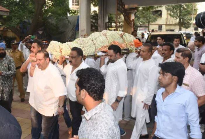  મુંબઈઃ બોલિવૂડના શો-મેન રાજ કપૂરના પત્ની કૃષ્ણા રાજ કપૂરનું 87 વર્ષની વયે સોમવારે કાર્ડિયાક એરેસ્ટને કારણે નિધન થયું હતું. તેમના અંતિમ સંસ્કાર ચેમ્બૂરમાં ઈલેક્ટ્રિક સ્મશાનમાં કરવામાં આવ્યા હતાં. અંતિમવિધિ દીકરા રણધિર તથા રાજીવે કરી હતી. 