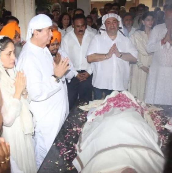 અંતિમવિધિમાં અમિતાભ બચ્ચન, આલિયા ભટ્ટ, કરણ જોહર, અર્જૂન કપૂર, આમિર ખાન, કરિના કપૂર, ફરહાન અખ્તર, સૈફ અલી ખાન, અનિલ અંબાણી, આકાશ અંબાણી, બોની કપૂર જેવી હસ્તિઓ ઉપસ્થિત કરી રહી હતી. 