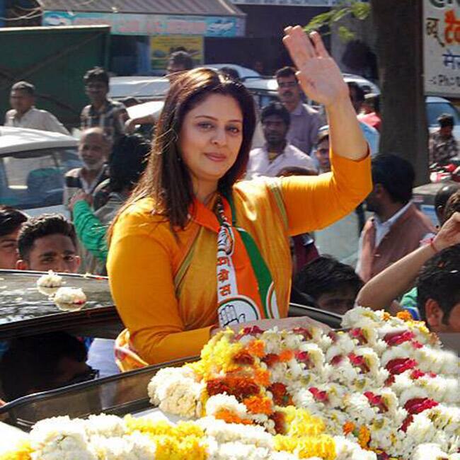  નોંધનીય છે કે, બોલીવૂડમાં કેટલીક ફિલ્મો કરનારી અને મુંબઈમાં સેક્સ બોમ્બ તરીકે ઓળખાતી નગમા અને સૌરવ ગાંગુલીનું પ્રેમ પ્રકરણ ખૂબ જ ગાજ્યું હતું, પણ તે સંબંધ લગ્નમાં પરિણમ્યો નહોતો. 