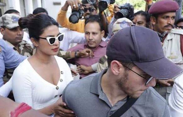 યુએસ વિકલીના રિપોર્ટ મુજબ, આ સેલિબ્રિટી કપલ તેમના લગ્નને કઈંક અલગ કરવાનું વિચારી રહ્યા છે. બંને પક્ષો તેમની સંસ્કૃતિ પ્રમાણે લગ્ન થાય તેમ ઈચ્છે છે. પ્રિયંકા ભારતીય અને અમેરિકન કલ્ચરનો સારો અનુભવ ધરાવે છે. આ બંનેએ જોધપુરના મેહરાનગઢ કિલ્લાની મુલાકાત લીધી હતી. જે બાદતેઓ અહીં લગ્ન કરશે તેવી અટકળો થઈ રહી છે. 