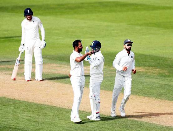 હરભજને પ્રશ્ન કર્યો કે, જો હનુમા વિહારી વેસ્ટ ઇન્ડિઝની વિરુદ્ધ બે ટેસ્ટ મેચોની સીરીઝમાં સફળ નહી થતો, તો તમે શું કરશે? કોઇપણ ખેલાડી માટે, જોકે હુ એવું નથી ઇચ્છતો. ભજ્જીએ કહ્યું કે, જો વિહારી સક્સેસ નથી થતો તો નાયરને સિલેક્ટ કરવામાં આવશે, આવામાં શુ તે ઓસ્ટ્રેલિયા પ્રવાસ વખતે આત્મવિશ્વાસથી ભરેલો હશે. ભજ્જી આશા વ્યક્ત કરી કે ઓસ્ટ્રેલિયા પ્રવાસ પહેલા ટીમ સિલેક્શન સાથે જોડાયેલા બધા લોકો સુધરી જશે.