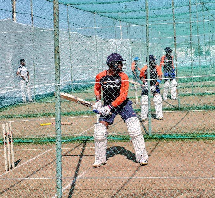 ભારતીય ટીમે બપોરે 3 થી 5 દરમિયાન પ્રેક્ટિસ કરી હતી. પ્રેક્ટિસ દરમિયાન પૃથ્વી શો અને મયંક અગ્રવાલ ખાસ પ્રેક્ટિસ કરતા જોવા મળ્યા હતો. જેને લઈ ટીમમાં તેનો સમાવેશ થશે તેવી અટકળો વ્યક્ત કરવામાં આવી રહી છે.