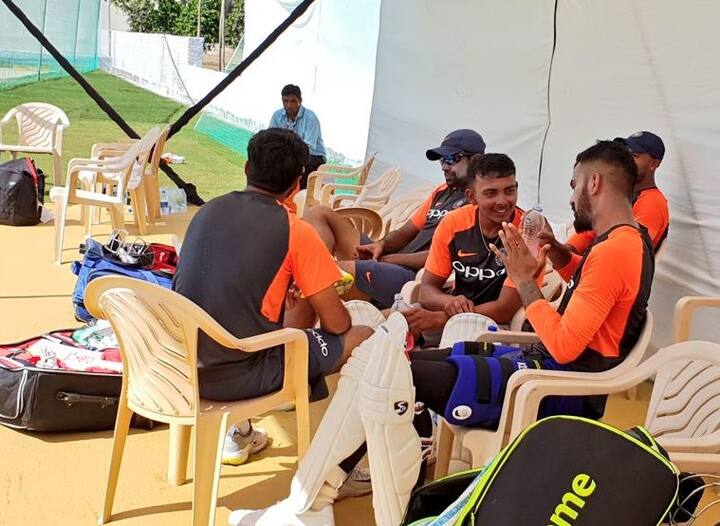 રાજકોટઃ રાજકોટના ખંઢેરી સ્ટેડિયમમાં ગુરુવાર તા. 4 ઓક્ટોબરથી ભારત અને વેસ્ટ ઈન્ડિઝ વચ્ચે પ્રથમ ટેસ્ટ મેચ રમાશે. મેચને લઈ બંને ટીમો સોમવારે જ રાજકોટ પહોંચી ગઈ હતી. 