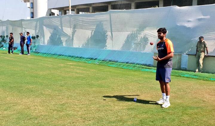 પ્રેક્ટિસ દરમિયાન પૃથ્વી શોએ કેપ્ટન વિરાટ કોહલી અને ટીમના અન્ય ખેલાડીઓ સાથે ઘણો સમય વીતાવ્યો હતો. ઉપરાંત બોલર્સે બોલિંગમાં પણ સારો પરસેવો પાડ્યો હતો.