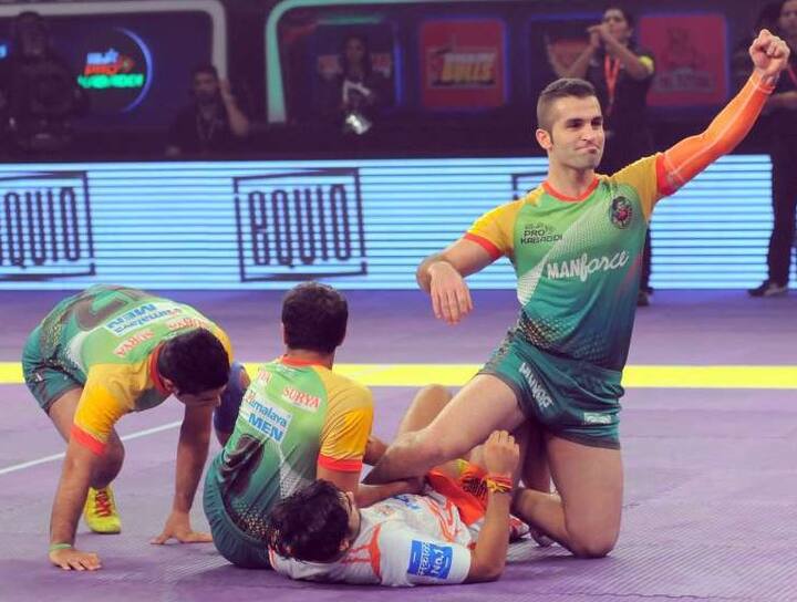 ફઝલ અત્રાચલીઃ પ્રો કબડ્ડીની છેલ્લી 5 સીઝનાં સૌથી સફળ વિદેશી ખેલાડીઓમાં ફઝલ અત્રાચીનો સમાવેશ થાય છે. તે યૂમુંબા ટીમનો સભ્ય છે. 56 પ્રો કબડ્ડી મેચમાં તેણે 230 ટેકલ પોઇન્ટ્સ હાંસલ કર્યા છે.