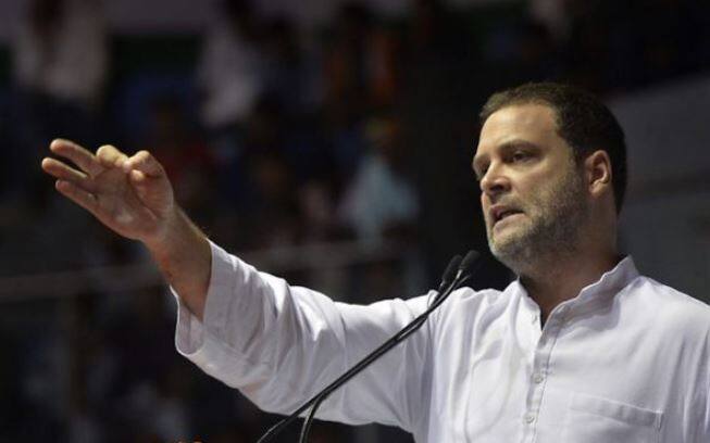 રાહુલ ગાંધીએ કહ્યું, 15 ઓગસ્ટે પ્રધાનમંત્રીએ ભાષણમાં કહ્યું મારા પ્રધાનમંત્રી બનવા પહેલા હિંદુસ્તાન ઉંધી રહ્યું હતું. મારા પ્રધાનમંત્રી બનવા બાદ દુનિયાને લાગ્યું કે હિંદુસ્તાન જાગી ગયું છે. હું વિચારી રહ્યો હતો કે પ્રધાનમંત્રી કેવા વ્યક્તિ છે? લાલ કિલ્લા પરથી દેશના લોકોનું અપમાન કરે છે. તેમણે કહ્યું, પ્રધાનમંત્રી ગાંધીજીની મૂર્તિ સામે હાથ જોડે છે, પરંતુ કહે છે કે દેશને વિભાજીત કરવો છે. તેઓ લોકોને જાતિ-ધર્મમાં લડાવે છે. નફરત અને ક્રોધ ફેલાવે છે. 