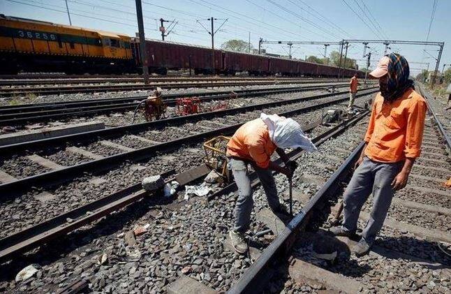 સુરતઃ ડાયમંડ નગરી સુરતમાં ઉતરણ બ્રિજ પર ટ્રેકની રિપેરિંગ કામગીરી હોવાથી બુધવારે બપોરે 12થી 4.30 વાગ્યા સુધી મેગા બ્લોક રાખવામાં આવ્યો છે. જેના કારણે બપોરના સમયે મુંબથી અમદાવાદ તરફ જતી ટ્રેનોને અલગ અલગ સ્ટેશનો પર થોભાવી દેવાશે. આ બ્લોકને કારણે જામનગર ઇન્ટરસિટી, ફિરોજપુર જનતા, સૌરાષ્ટ્ર મેલ, નવજીવન સહિતની ટ્રેનો તેના નિયત સમય કરતાં મોડી દોડશે. કર્ણાવતી એક્સપ્રેસ, સૂર્યનગરી એક્સપ્રેસ પણ મોડી પડશે.