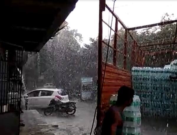 નોંધનીય છે કે, અરબી સમુદ્રમાં એક સિસ્ટમ સક્રિય થઈ રહી છે. જે ધીમી ધીમે ગુજરાત તરફ આગળ વધી રહી છે. જો આ સિસ્ટમ વિખેરાઈ જાય તો પણ ગુજરાતમાં ઘણી જગ્યા વરસાદી ઝાંપટા પડે તેવી શક્યતા છે. 