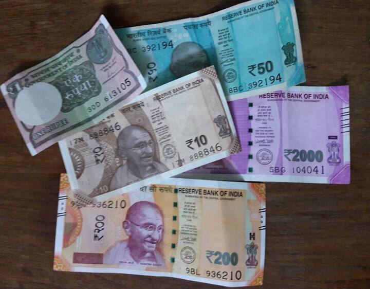 રૂપિયામાં ઘટાડનું મુખ્ય કારણ ક્રૂડ ઓઈલના વધતાં ભાવને માનવામાં આવી રહ્યું છે. છેલ્લા થોડા દિવસોથી રૂપિયામાં થઈ રહેલા ઘટાડાનો એક નવો રેકોર્ડ બની રહ્યો છે. હાલ રૂપિયો એશિયામાં સૌથી ખરાબ પ્રદર્શન કરનારી કરન્સી બની ચુક્યો છે.