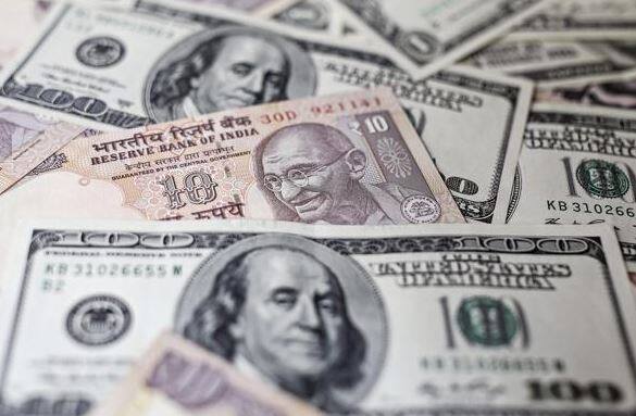 નવી દિલ્હી: ડોલરની સરખામણીએ રૂપિયાની કિંમતમાં સતત ઘટાડો થઈ રહ્યો છે. આજે રૂપિયો રેકોર્ડ સ્તરે નીચલી સપાટીએ પહોંચી ગયો છે. બુધવારે નવા રેટ પ્રમાણે એક ડોલરની સરખામણીએ રૂપિયાની કિંમત ઘટીને 73.33 પર પહોંચી ગઈ છે. 