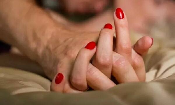 સિંકદરે પોલીસ ઇન્સ્પેક્ટરને કહ્યું, ‘સાહબ, મૈંને ખિચડી કો માર ડાલા હૈ.’ એ સાથે જ પોલીસે સિકંદર અને ઉમેશની ધરપકડ કરી હતી. આ ઘટના બની ત્યારે સિકંદર રાઠોડનો દોઢેક વર્ષનો પુત્ર ઊંઘી રહ્યો હતો. સિકંદરની પત્નિ તેની હાજરીમાં સેક્સ માણી રહી હતી તે જોઈ સિકંદરને વધારે ગુસ્સો આવી ગયો હતો.