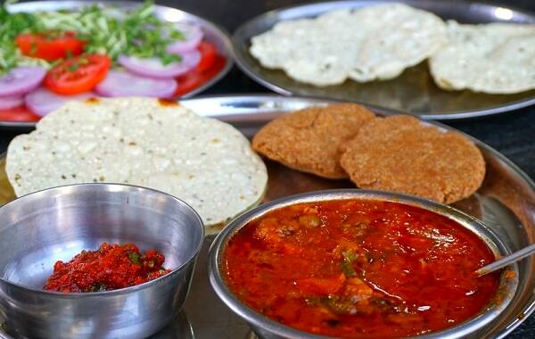 2018માં ઈંગ્લેન્ડ સામે કેપ મેળવનાર વિકેટકીપર રિષભ પંતનો 4થી ઓક્ટબરે એટલે કે રાજકોટમાં ટેસ્ટ શ્રેણીના પ્રથમ દિવસે જ જન્મદિવસ છે. રિષભ તેનો જન્મદિવસ રાજકોટમાં ઉજવશે. રિષભ પંતના જન્મદિન માટે ખાસ ક્રિકેટ પીચની આકૃત્તિવાળી કેક તૈયાર કરવામાં આવશે.