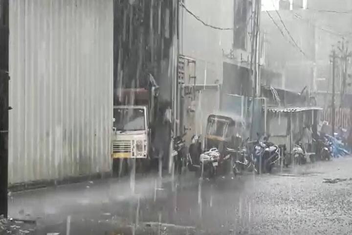 અમદાવાદ: વાતાવરણમાં ગરમીની સાથે ભેજ વધતાં બુધ‌વારે અમદાવાદ સહિત રાજ્યનાં કેટલાંક વિસ્તારોમાં વાતાવરણમાં પલટો આવ્યાં બાદ કેટલાંક વિસ્તારોમાં પવન સાથે વરસાદી ઝાપટાં તો કેટલાંક વિસ્તારમાં કરા પડ્યા હતા. જ્યારે રખિયાલ, બાપુનગર અને કૃષ્ણનગરમાં 46 વૃક્ષ ધરાશાયી થયા હતા. જ્યારે રાજ્યનાં 12 શહેરમાં ગરમીનો પારો 37 ડિગ્રીથી વધુ નોંધાયો હતો, લોકોએ દિવસ દરમિયાન ભારે બફારા અને ગરમીનો અનુભવ કર્યો હતો.