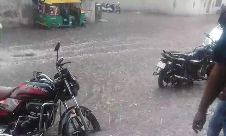 પૂર્વ વિસ્તાર એવા નરોડા, બાપુનગર, નિકોલમાં વરસાદ પડ્યો હતો, ભારે ઉકળાટ બાદ લોકોને ગરમીથી રાહત મળી છે.