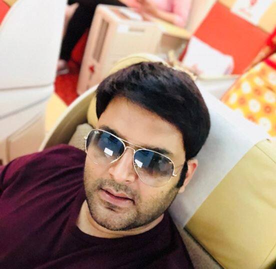 મુંબઈઃ કપિલ શર્મા ચાલુ મહિને જ ટીવી પર કમબેક કરી શકે છે. તાજેતરમાં જ સોશિયલ મીડિયા પર તેણે તસવીર શેર કરી છે. જેમાં તે ન માત્ર ફિટ નજરે પડી રહ્યો છે પરંતુ વજન પણ ઘણું ઘટેલું જોઈ શકાય છે.