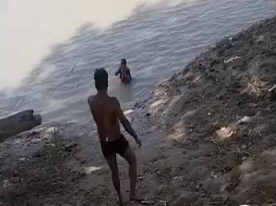 મામલાની જાણ જ્યારે પટનાના ગ્રામીણ એસપી આનંદકુમારને થઈ તો તેમણે તાત્કાલિક એક્શન લઈને આરોપીની ઓળખાણ કરાવી અને પોતાની દેખરેખમાં કાર્યવાહી શરૂ કરી. ગ્રામીણ એસપીના એક્શનમાં આવ્યા પછી અથમલગોલા પોલીસ સ્ટેશનના અધ્યક્ષ પ્રભાત શરણે એક આરોપી શિવપૂજન મહતોની ધરપકડ કરી લીધી. તે પહેલા પણ ઘણી મહિલાઓ સાથે ક્રૂરતા આચરી ચૂક્યો છે.