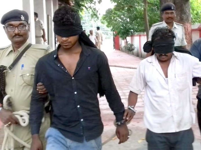 બંનેને જોતાં જ મહિલા ચીસો પાડવા લાગે છે. ભાઈ છોડી દો, વ્રત રાખેલું છે ભાઈ. ગંગામાની કસમ છે ભાઈ. બચાવી લો ભાઈ, ઉપવાસ પર છું ભાઈ. બહે ગંગામા, બચાવી લો. બંને આરોપી મહિલને ગાળો આપતા ચૂપ રહેવાની ધમકી આપવા લાગ્યા. ત્યારબાદ બંનેએ પહેલા ગંગાઘાટ કિનારે અને ત્યારબાદ નદીમાં લઇ જઇને તેના પર ગેંગરેપ કર્યો.