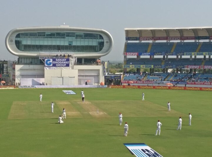 રાજકોટઃ પ્રવાસી વેસ્ટ ઈન્ડિઝ સામે આજથી શરૂ થયેલી પ્રથમ ટેસ્ટમાં ટીમ ઈન્ડિયાને ટોસ જીતીને પ્રથમ બેટિંગ કરવાનો નિર્ણય લીધો હતો. આ મેચમાં ભારત તરફથી પૃથ્વી શૉ અને વેસ્ટ ઈન્ડિઝ તરફથી લુઈસે ડેબ્યૂ કર્યું છે. પૃથ્વી રાજકોટમાં ઈન્ટરનેશલ ક્રિકેટમાં ડેબ્યૂ કરનારો ભારતનો બીજો ક્રિકેટર છે. પૃથ્વી શૉએ લોકેશ રાહુલ સાથે ઈનિંગની શરૂઆત કરી હતી.