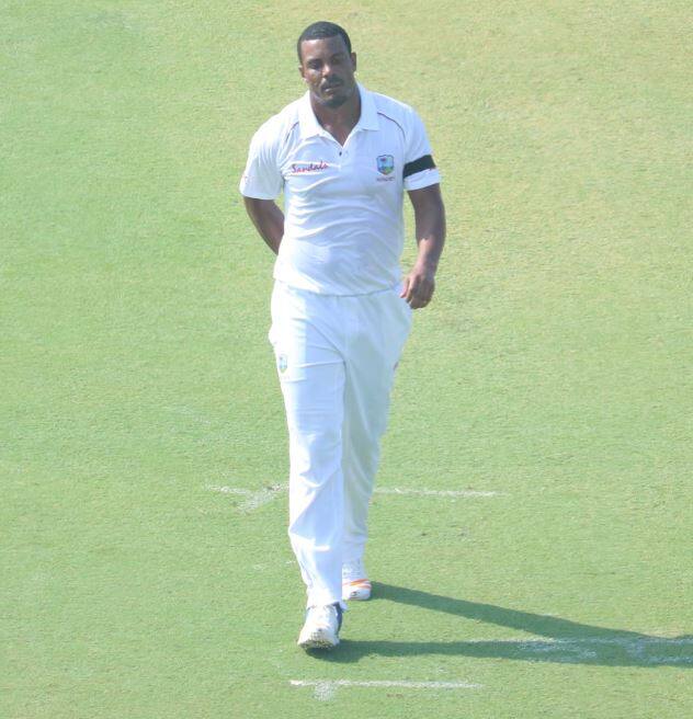 હાથ પર કાળી પટ્ટી બાંધીને મેદાનમાં ઉતરેલા વેસ્ટ ઈન્ડિઝના ક્રિકેટરનો જોઈને ઘણા લોકો આશ્ચર્યમાં પડી ગયા હતા. પરંતુ તે પાછળનું કારણ અલગ છે. તાજેતરમાં જ વેસ્ટ ઈન્ડિઝના ફાસ્ટ બોલર કિમર રોચની દાદીનું અવસાન થયું હતું.