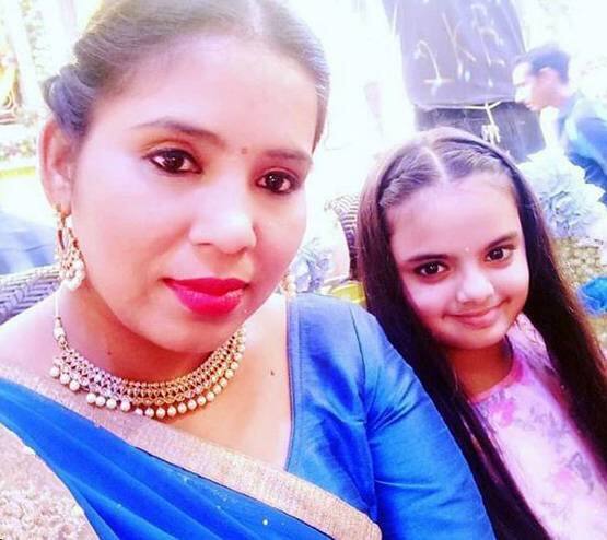 બાદમાં જ્યારે નીરુની 9 વર્ષની દીકરીને ખબર પડી કે તેની માતા બાથરૂમમાં બંધ છે તો તેને 3-4 લોકોને બોલાવી બાથરૂમનો દરવાજો તોડાવ્યો હતો. તેને બહેન કહે છે જ્યારે બાથરૂમનો દરવાજો તોડ્યો તો મૃતદેહ જમીન પર પડેલો મળ્યો, તે લીલા રંગનો થઇ ગયો હતો. બીજી વાત એવી પણ છે કે નીરુનુ નિધન થયુ તે પહેલા ત્રણ-ચાર દિવસથી તે બિમાર હતી. 