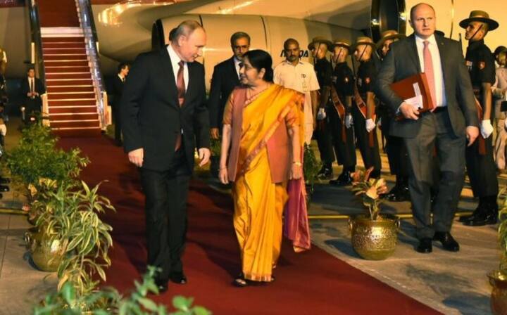  19મું ભારત-રશિયા વાર્ષિક દ્વિપક્ષીય શિખર સમ્મેલન શુક્રવારે યોજાશે. આ સમ્મેલનમાં બંને દેશો વચ્ચે અનેક મુદ્દાઓ પર ચર્ચા થશે, જેમાં મુખ્ય મુદ્દો મિલિટરી હથિયારોનો રહેશે. આ સિવાય રશિયન રક્ષા કંપનીઓ સામે અમેરિકાના પ્રતિબંધોને ધ્યાને રાખી મોદી અને પુતિન વચ્ચે દ્વિપક્ષીય રક્ષા મદદની સમીક્ષા કરવામાં આવી શકે છે.