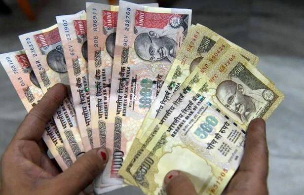 આણંદઃ આણંદના સામરખા ચોકડી પાસેથી 3.70 કરોડની જૂની ચલણીનોટો સાથે આમદાવાદની આરઆર સેલની ટીમે 4 વ્યક્તિઓની અટકાયત કરી છે. પોલીસે કરેલી પ્રાથમિક તપાસમાં આ શખ્સો મહુધા નોટ બદલવા ગયા હતા પરંતુ સોદો ન થયો અને તે લોકો પરત આવતા હતા. પોલીસને નડિયાદથી સામરખા ચોકડી તરફ ચાર શખ્સ એક્ટિવા પર રદ થયેલી ચલણી નોટ લઈને આવી રહ્યા હોવાની બાતમી મળી હતી. જેના આધારે પોલીસે વોચ ગોઠવી હતી. આ દરમિયાન ચારેય શખ્સો આવી પહોંચતા પોલીસે તેમની અટકાયત કરી પૂછપરછ કરી હતી.