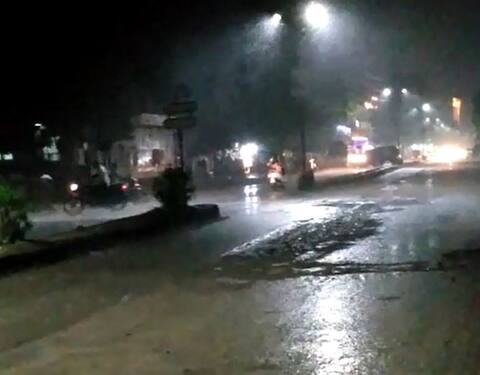 અમરેલીમાં ભારે પવન સાથે વરસાદ, વૃક્ષો ધરાશાયી થતા રાજકોટ સ્ટેટ હાઈવે બંધ અમરેલીમાં ભારે પવન સાથે વરસાદ, વૃક્ષો ધરાશાયી થતા રાજકોટ સ્ટેટ હાઈવે બંધ