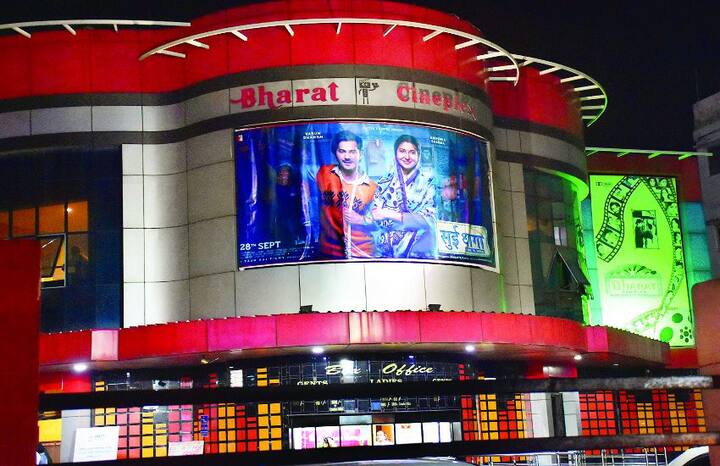 સિનેમાઘરો સંચાલકો અને પ્રૉડ્યૂસર્સને રાજ્યમાં સિનેમાઘરોમાં ફિલ્મ રિલીઝ માટે મળનારી સેટલાઇટની (જેનાથી સેટેલાઇટ દ્વારા ફિલ્મ સીધી સિનેમાઘરમાં આવી જાય છે) પણ નથી આપી. આના કારણે સંચાલકોએ સિનેમાઘરો બંધ રાખવાની જાહેરાત કરી દીધી છે. 