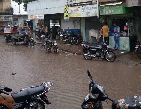 સૌરાષ્ટ્રના ક્યાં વિસ્તારમાં વાવાઝોડા સાથે ધોધમાર વરસાદ ખાબક્યો? જાણો વિગત સૌરાષ્ટ્રના ક્યાં વિસ્તારમાં વાવાઝોડા સાથે ધોધમાર વરસાદ ખાબક્યો? જાણો વિગત