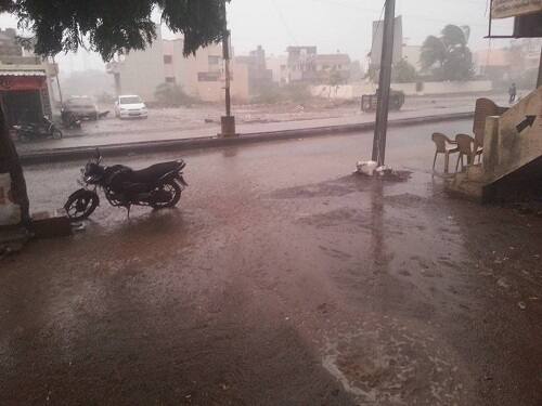 વરસાદી વાતાવણર થયા બાદ ભારે પવન અને વાઝડી સાથે વરાસદ આવતા અમરેલીમાં ક્યાંક વૃક્ષો ધરાશાયી થઇ ગયા હતા. તેના લીધે ટ્રાફિક સમસ્યા સર્જાઇ હતી. બાબરા અમરેલી રોડ પર વૃક્ષો ધરાશાયી થતાં માર્ગ બંધ થઈ ગયો હતો.