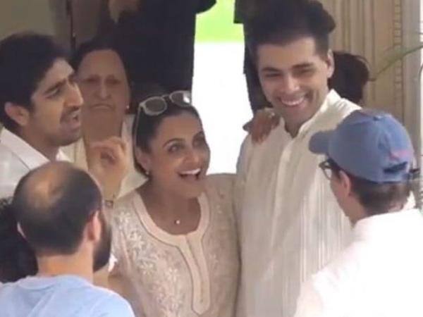 મુંબઈ: હસી મજાક તો રોજ ચાલતી હોય છે પરંતુ કોઈની અંતિમ યાત્રા અને અંતિમન સંસ્કાર પ્રંસગે બોલિવૂડની હસ્તીઓ હસતા ઝડપાઈ હતી. જેની તસવીરો સોશિયલ મીડિયામાં વાયરલ થઈ છે. 