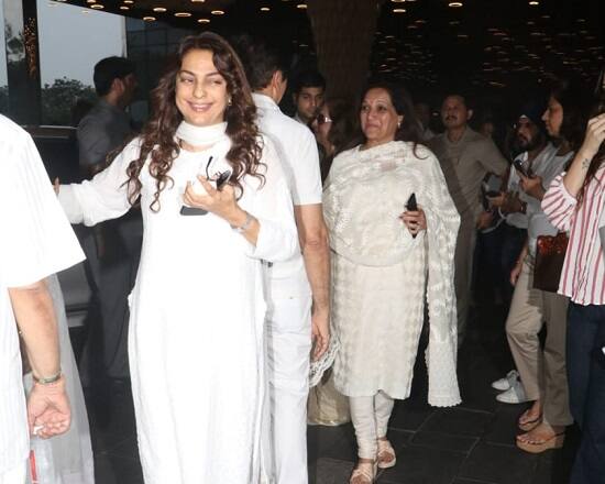 દેખીતી રીતેજ આ વીડિયો ક્લીપ જોઈને નારાજ થયેલા સેંકડો લોકોએ આ સેલેબ્રિટિઝની આકરી ટીકા પણ કરી હતી કે કમ સે કેમ મોતનો મલાજો જાળવતાં તો શીખો.