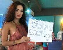 19 વર્ષની બ્રિટનની આ ગર્લ કેમ વેચવા માંગે છે પોતાની વર્જિનિટી, જાણો કારણ