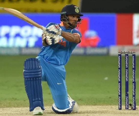 નવી દિલ્હી: ઈંગ્લેન્ડ સામેની ટેસ્ટ સીરીઝમાં હાર મેળવ્યા બાદ ટીમ ઈન્ડિયા હાલ વેસ્ટઈન્ડિઝ સામે ટેસ્ટ સીરિઝ રમી રહી છે. છેલ્લા ઘણા દિવસોથી રિપોર્ટ્સ સામે આવી રહ્યા છે કે ટીમ ઈન્ડિયામાં બધુ ઠીક નથી ચાલી રહ્યું, ક્યારેક કોચ-કેપ્ટનનો વિવાદ, કેપ્ટનશીપને લઈને વિવાદ અને હવે ટીમમાં પસંદગીને લઈને ચર્ચાએ જોર પકડ્યું છે. એક રિપોર્ટ્સ મુજબ, ટીમના ઘણા સીનિયર ખેલાડીઓ કેપ્ટન વિરાટ કોહલી અને ટીમ મેનેજમેન્ટથી ખુશ નથી. રોહિત શર્માનું ઈન્સ્ટાગ્રામ અને ટ્વિટર પર વિરાટ કોહલીને અનફોલો કરવાનું અને હવે શિખર ધવનનું ટીમમાંથી બહાર થવું આ મુદ્દાઓને વધારે ભાર આપે છે.