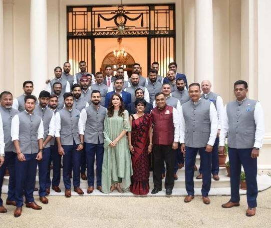 સમાચાર પત્રના સંવાદદાતાએ દાવો કર્યો હતો કે તેને ટીમ ઈન્ડિયાના એક ખેલાડીએ જણાવ્યું હતું કે ઘણા ખેલાડી ટીમમાં અનુષ્કાની હાજરીથી ખુશ નથી, ઘણી વખત તે ટીમ મીટિંગમાં પણ સામેલ થાય છે.