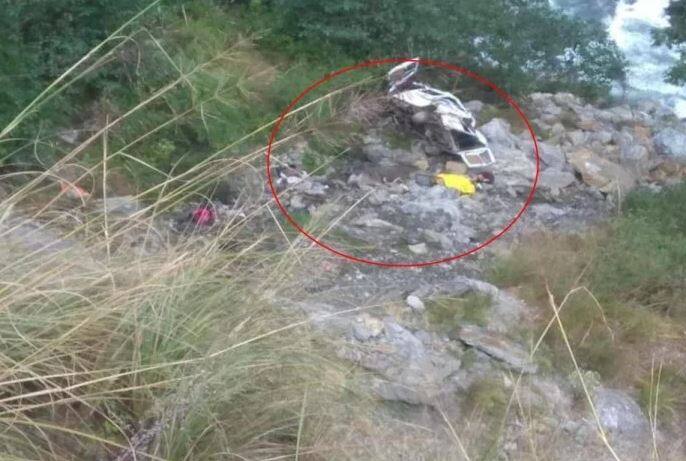 દેહરાદૂન: ઉત્તરાખંડના ગંગોત્રી હાઈવે પર શુક્રવારે એક મોટી દુર્ઘટના બની છે. એક મીની બસ ખીણમાં ખાબકતા 9 લોકોના મોત થયા છે. જેમાં 7 ગુજરાતીઓના મોત થયા છે. જ્યારે અન્ય પાંચ લોકો ઘાયલ થયા છે. ઘાયલ થયેલા લોકોને હોસ્પિટલમાં ખસેડવામાં આવ્યા છે. અકસ્માતમાં ભોગ બનનારા લોકો રાજકોટના છે. 