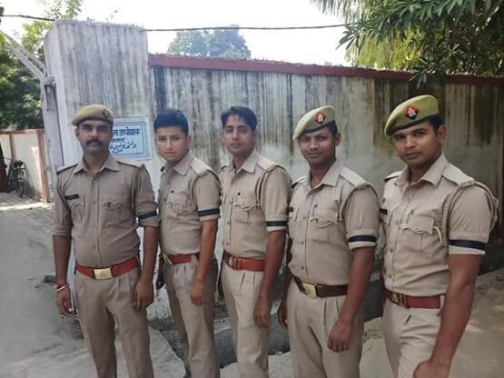 આ તસ્વીરો મીડિયામાં આવ્યા બાદ પોલીસ તંત્રથી લઈને સરકાર સુધી હડકંપ મચી ગઈ હતી. જેને પગલે ગંભીરતા લેતા સાંજે ઉત્તરપ્રદેશના મુખ્યમંત્રી યોગી આદિત્યનાથે મુખ્ય સચિવ ગૃહ અરવિંદ કુમાર અને ડીજીપી ઓપી સિંહને બોલાવીને જાણકારી લીધી હતી.