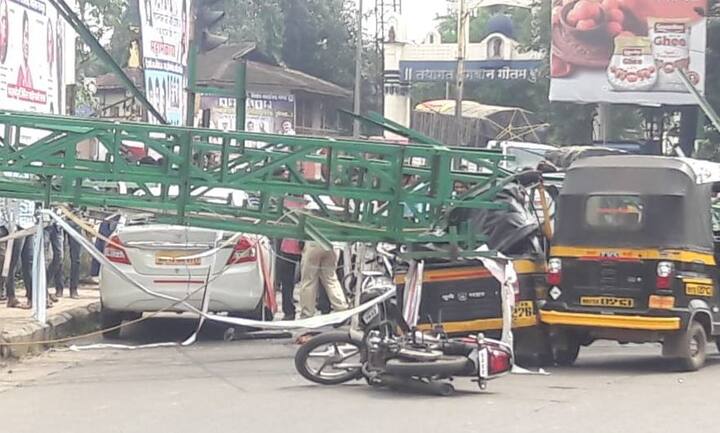  ટ્રાફિક સિગ્નલ પર જ્યારે લોકો ઉભા હતા ત્યારે આ હોર્ડિંગ્સ તુટી પડ્યું હતું. હોર્ડિગ્સ એટલું મોટું હતું કે તેની નીચે 7 રિક્શા ઉપરાંત ઘણા બધા વાહનો દબાઈ ગયા હતા. પ્રાથમિક રીતે યોગ્ય સુરક્ષા વ્યવસ્થા નહી હોવા છતા હોર્ડિંગ્સ લગાવાતા ઘટના બની હોવાનું સામે આવ્યું હતું. 