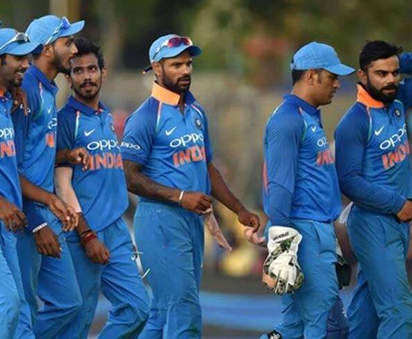 નવી દિલ્હી: છેલ્લા ઘણા દિવસોથી રિપોર્ટ્સ સામે આવી રહ્યા છે કે ટીમ ઈન્ડિયામાં બધુ ઠીક નથી ચાલી રહ્યું, ક્યારેક કોચ-કેપ્ટનનો વિવાદ, કેપ્ટનશીપને લઈને વિવાદ અને હવે ટીમમાં પસંદગીને લઈને ચર્ચાએ જોર પકડ્યું છે. એક રિપોર્ટ્સ મુજબ, ટીમના ઘણા સીનિયર ખેલાડીઓ કેપ્ટન વિરાટ કોહલી અને ટીમ મેનેજમેન્ટથી ખુશ નથી. રોહિત શર્માનું ઈન્સ્ટાગ્રામ અને ટ્વિટર પર વિરાટ કોહલીને અનફોલો કરવાનું અને હવે શિખર ધવનનું ટીમમાંથી બહાર થવું આ મુદ્દાઓને વધારે ભાર આપે છે. 