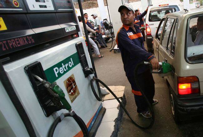 ઉલ્લેખનીય છે કે મોદી સરકાર દ્વારા પેટ્રોલ-ડીઝલની કિંમતોમાં ઘટાડો કર્યા બાદ ગુજરાત, મહારાષ્ટ્ર સહિત અંદાજે 10 રાજ્યોએ પેટ્રોલ પર વેટમાં ઘટાડો કર્યો હતો. જેના કારણે આશરે પાંચ રૂપિયા પેટ્રોલ-ડીઝલ સસ્તું થયું હતુ. પરંતુ હવે ફરી એક વખત ભાવ વધારો શરૂ થઈ ગયો છે.
