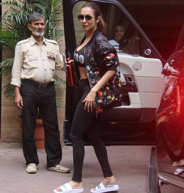 ફિટનેસની દુનિયામાં મલાઈકા હંમેશા ચર્ચામાં બની રહે છે. દરરોજ સોશિયલ મીડિયા પર મલાઈકાની તસવીરો વાયરલ થતી રહે છે. જેમાં તે જિમમાં જતી નજરે પડે છે. દરરોજ મલાઈકા અલગ-અલગ આઉટ ફિટ્સમાં જોવા મળે છે. 